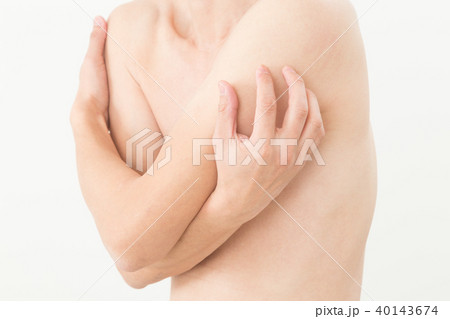 身体を掻く男性 身体を掻く男性 40143674