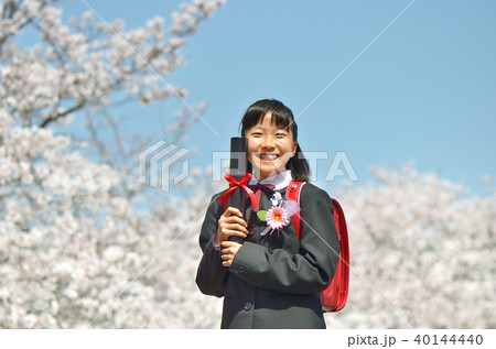 小学6年生の女の子（桜、卒業） 40144440