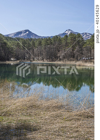 春の瑠璃沼と磐梯山の写真素材