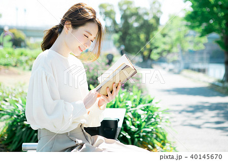 読書をする女性 40145670