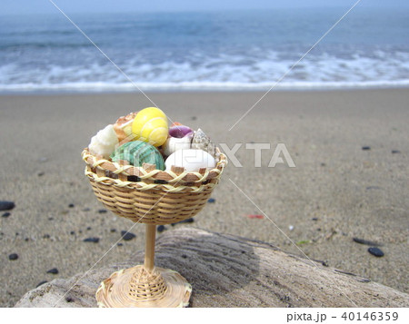 貝殻　波打ち際　夏イメージ 40146359