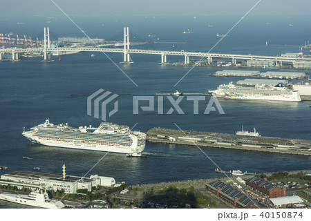 横浜港大さん橋を離岸するダイヤモンドプリンセス 40150874