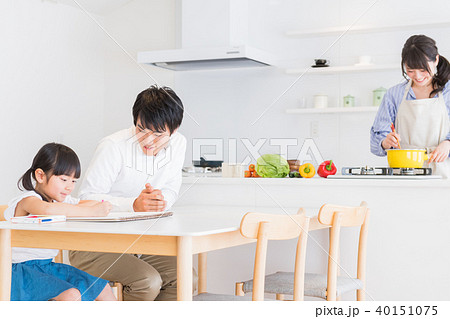 若い家族、親子、子ども、リビング学習 若い家族、親子、子ども、リビング学習 40151075