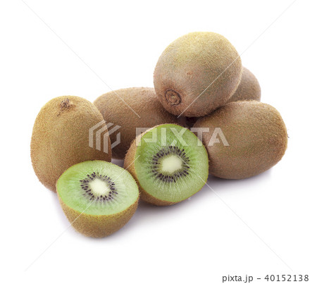 Slice of kiwi fruit isolated on white background 40152138