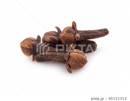 dry cloves on white background 40152353