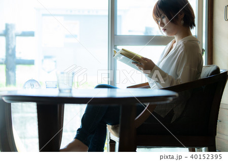 ライフスタイル 女性 ポートレート 古民家 ライフスタイル 女性 ポートレート 古民家 40152395