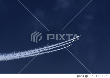 ブルーインパルス 基地上空訓練 3機 ラインアブレストロール 40152797