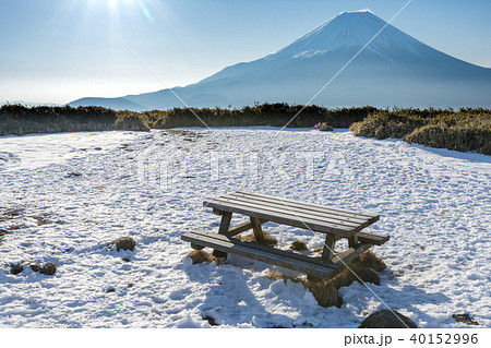 竜ヶ岳山頂 雪とベンチと富士山 竜ヶ岳山頂 雪とベンチと富士山 40152996