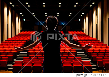 演技する男性 演技する男性 40154147