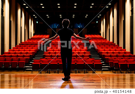 演技する男性 40154148