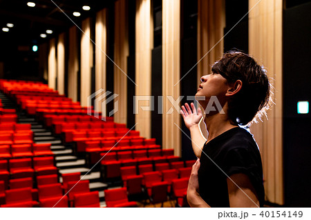 演技する男性 40154149