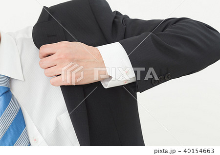 スーツを羽織る男性の写真素材