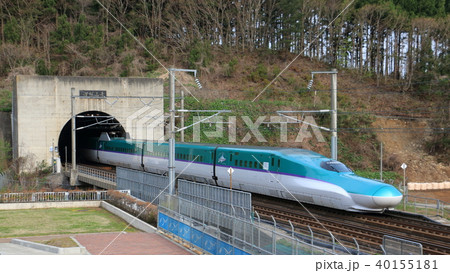青函トンネルを飛び出すH5系はやぶさ 40155181