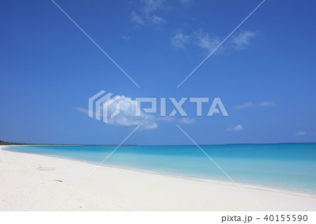 ニューカレドニア ウベア島のエメラルドグリーンの海とビーチの写真素材