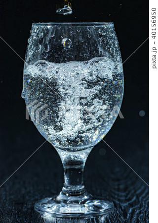 暑い夏には水分補給 40156950