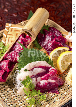 新鮮な馬肉料理 40157174