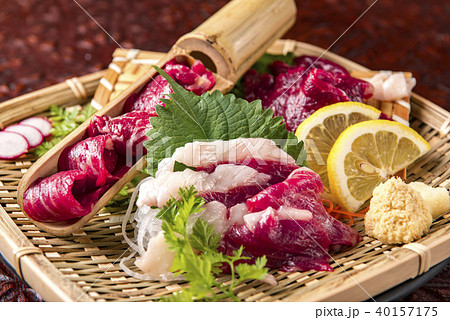 新鮮な馬肉料理 40157175