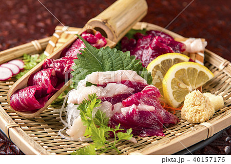新鮮な馬肉料理 40157176