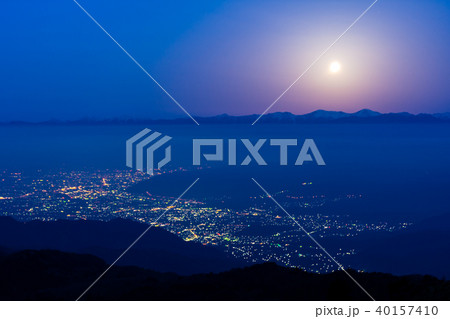 満月に照らされる南アルプスと甲府の夜景 満月に照らされる南アルプスと甲府の夜景 40157410