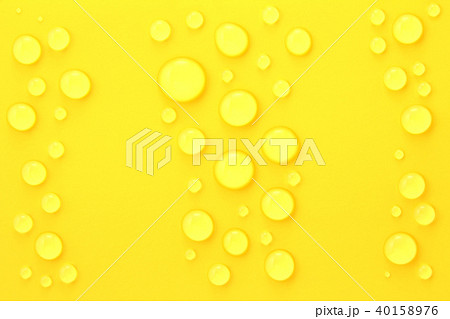 黄色背景の上の水滴 40158976