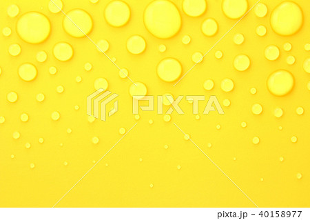 黄色背景の上の水滴 40158977