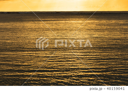 黄金色に輝く海　グアム 40159041