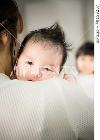 赤ちゃん 幼児 抱っこ 40159207