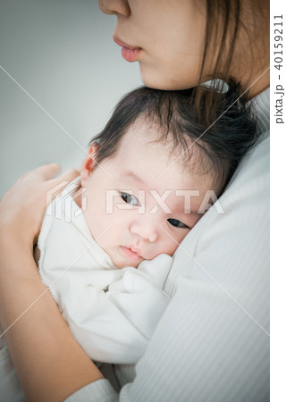 赤ちゃん 幼児 抱っこ 40159211