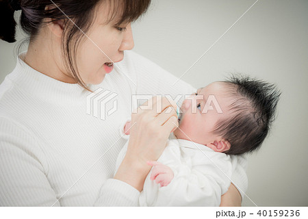 赤ちゃん 幼児 抱っこ 40159236