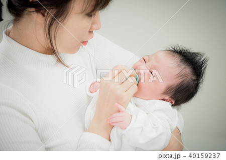 赤ちゃん 幼児 抱っこ 40159237