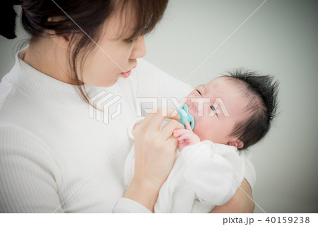 赤ちゃん 幼児 抱っこ 40159238