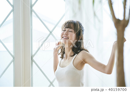窓際で伸びをする女性 窓際で伸びをする女性 40159700