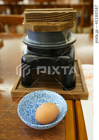 かまどご飯釜と生卵、卵かけご飯のイメージ写真 かまどご飯釜と生卵、卵かけご飯のイメージ写真 40160587