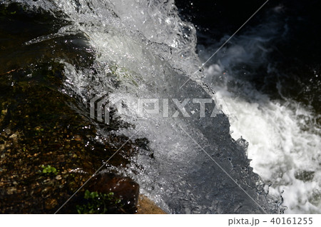 落ちる水 40161255