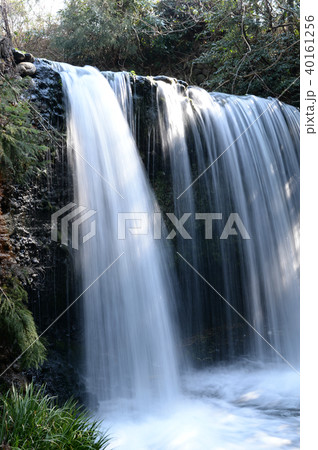 日の光を浴びた滝 40161256
