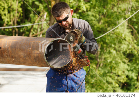 Man cuts flex steel products 40161374