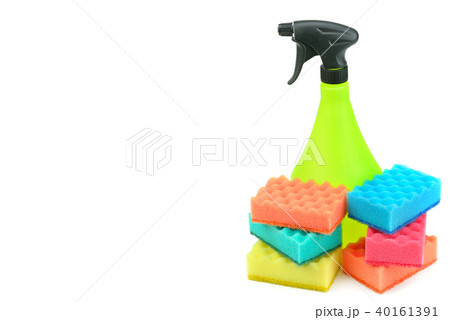 A spray of cleaning agents and household sponges 40161391