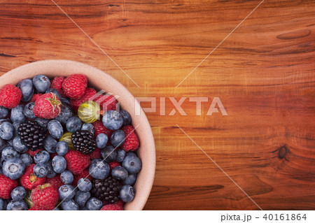 Plate with berries 40161864