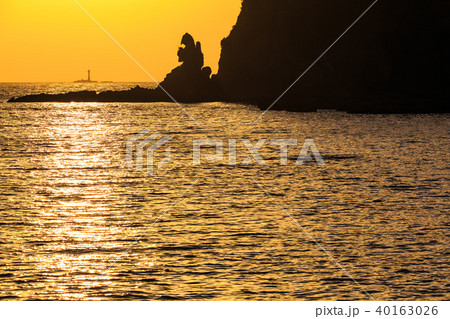 式見海岸トンビ岩（ゴジラ岩）の夕陽　ながさきサンセットロード　【長崎県長崎市式見町】 40163026