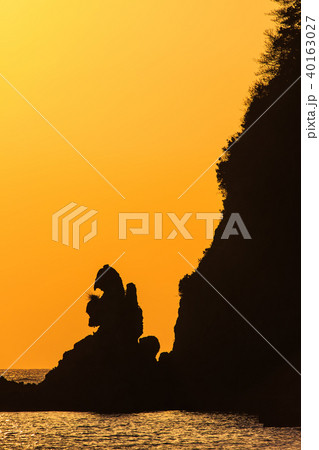式見海岸トンビ岩（ゴジラ岩）の夕陽　ながさきサンセットロード　【長崎県長崎市式見町】 40163027