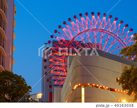 夕暮れの大阪 梅田の赤い観覧車の写真素材