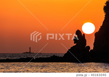 式見海岸トンビ岩（ゴジラ岩）の夕陽　ながさきサンセットロード　【長崎県長崎市式見町】 40163040