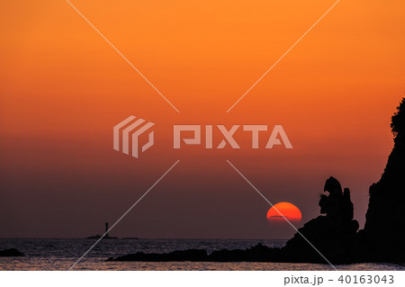 式見海岸トンビ岩（ゴジラ岩）の夕陽　ながさきサンセットロード　【長崎県長崎市式見町】 40163043