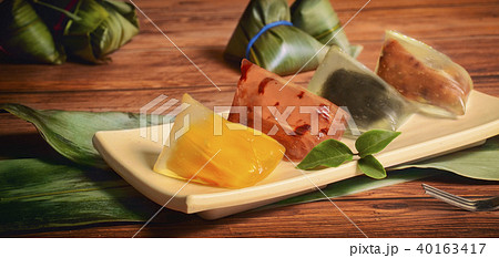 特寫端午節各種口味的冰粽放在長盤上 芒果 花生 紅豆 芝麻 蔓越莓 特寫端午節各種口味的冰粽放在長盤上 芒果 花生 紅豆 芝麻 蔓越莓 40163417