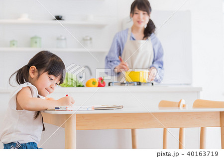 親子、母子、母娘、子ども、リビング学習 親子、母子、母娘、子ども、リビング学習 40163719