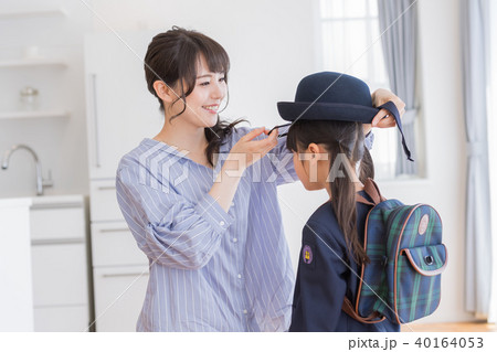 親子 母子 母娘 子ども お着替えの写真素材