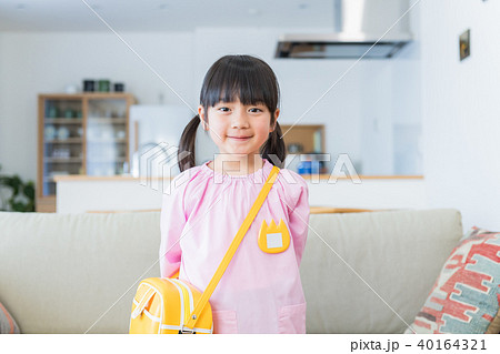 女の子 幼稚園児 リビングの写真素材