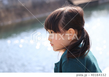 見つめる女の子 見つめる女の子 40164332
