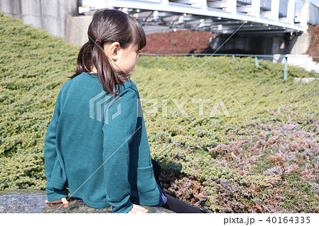 見つめる女の子 見つめる女の子 40164335