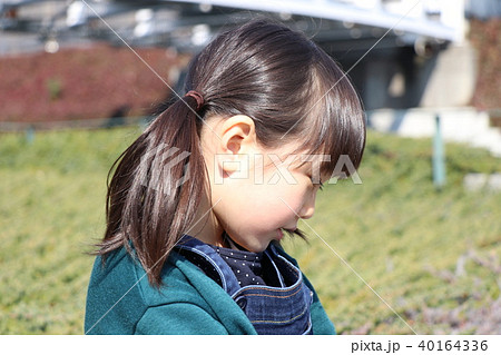 見つめる女の子 見つめる女の子 40164336
